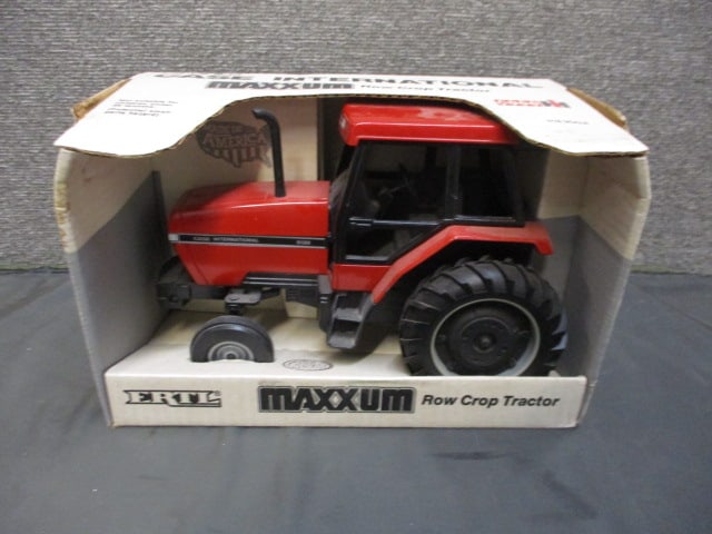 Ertl Case Maxxum Tractor (1 of 3)