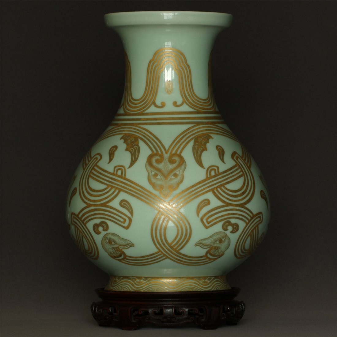 Green glaze gilt porcelain vase of Qing Dynasty (1 of 10)