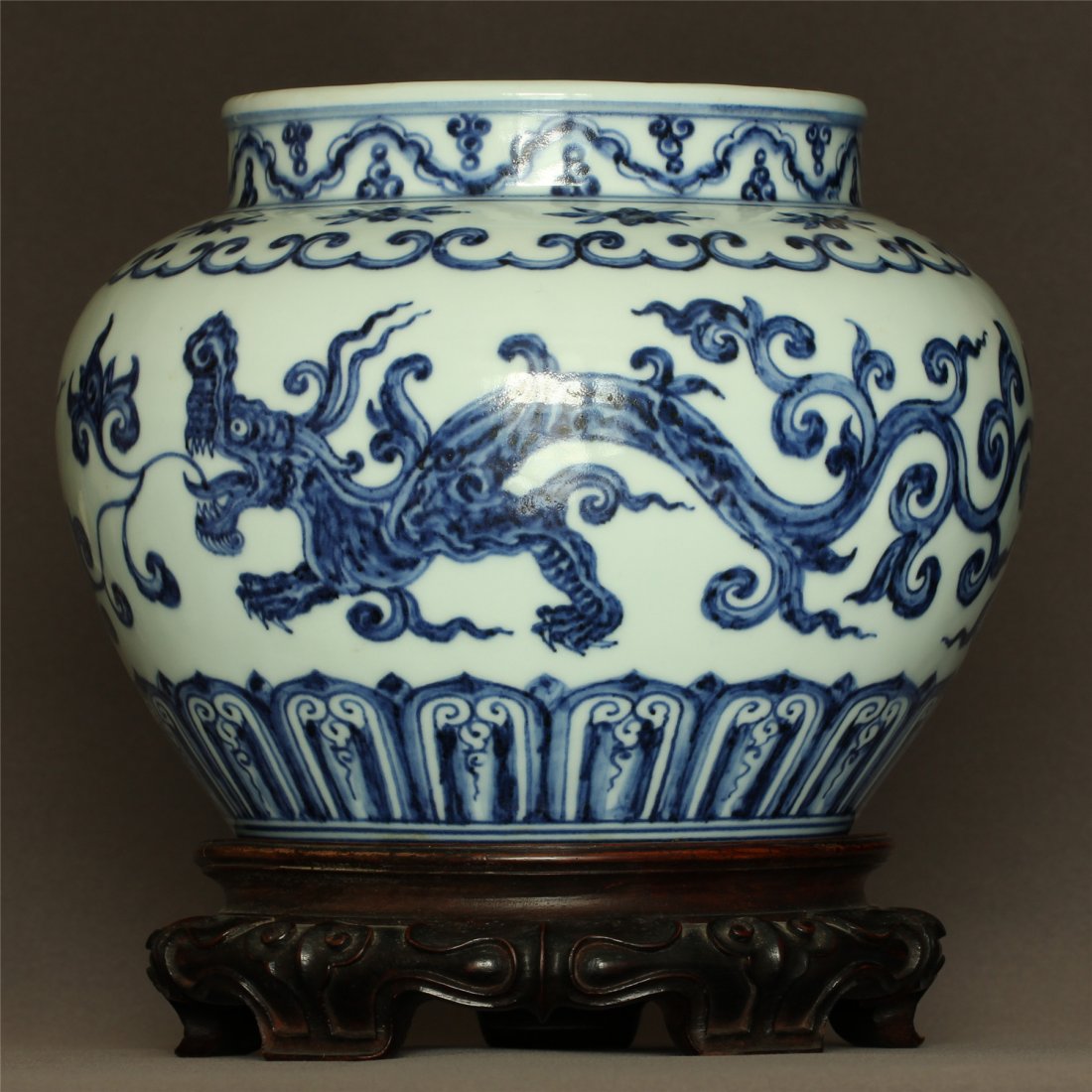 Blue and white porcelain jar of Ming Dynasty XuanDe (1 of 10)