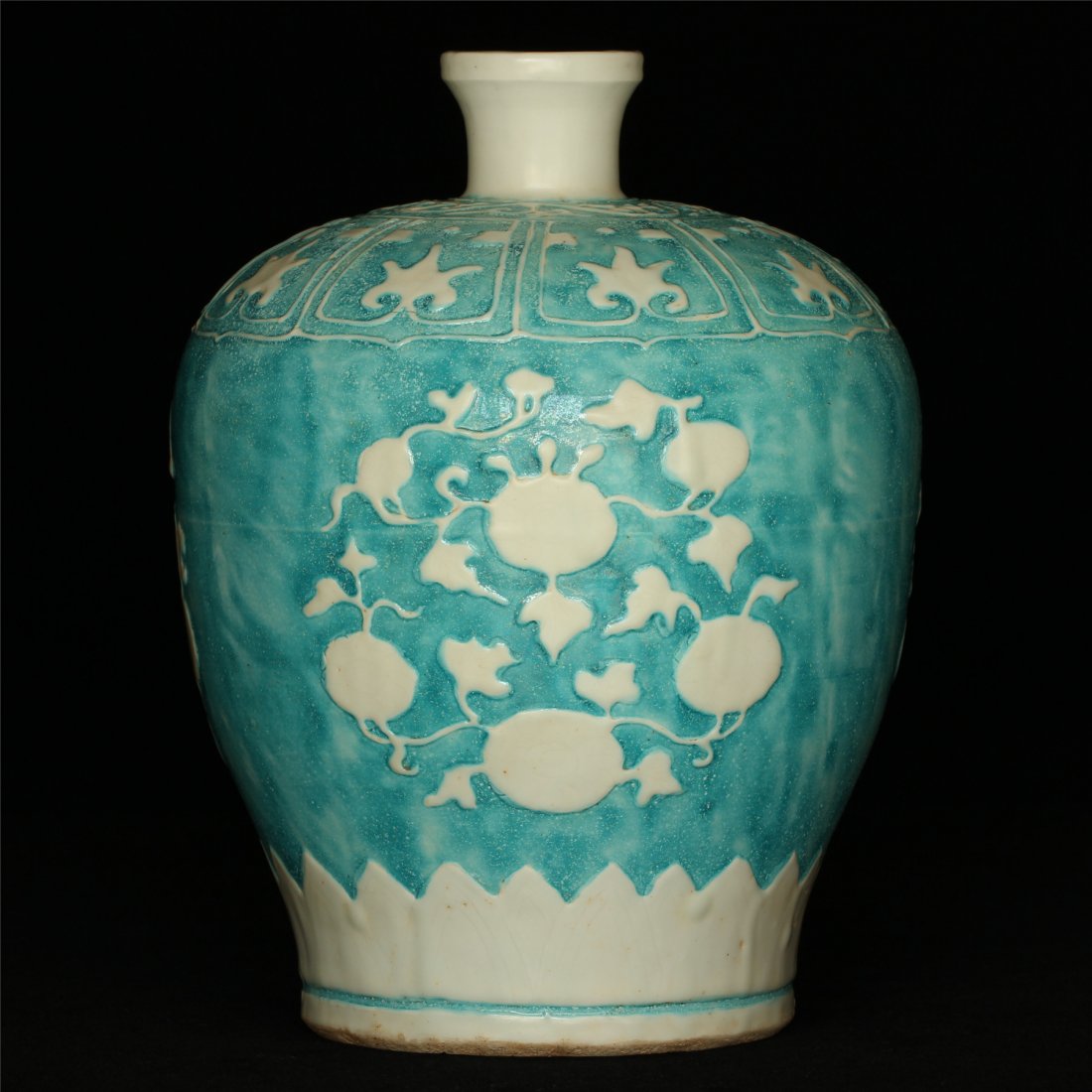 Color porcelain jar of Ming Dynasty WanLi mark.: Color porcelain jar of Ming Dynasty WanLi mark. Measure(inch), Height: 9-1/4 , Diameter: 7 .