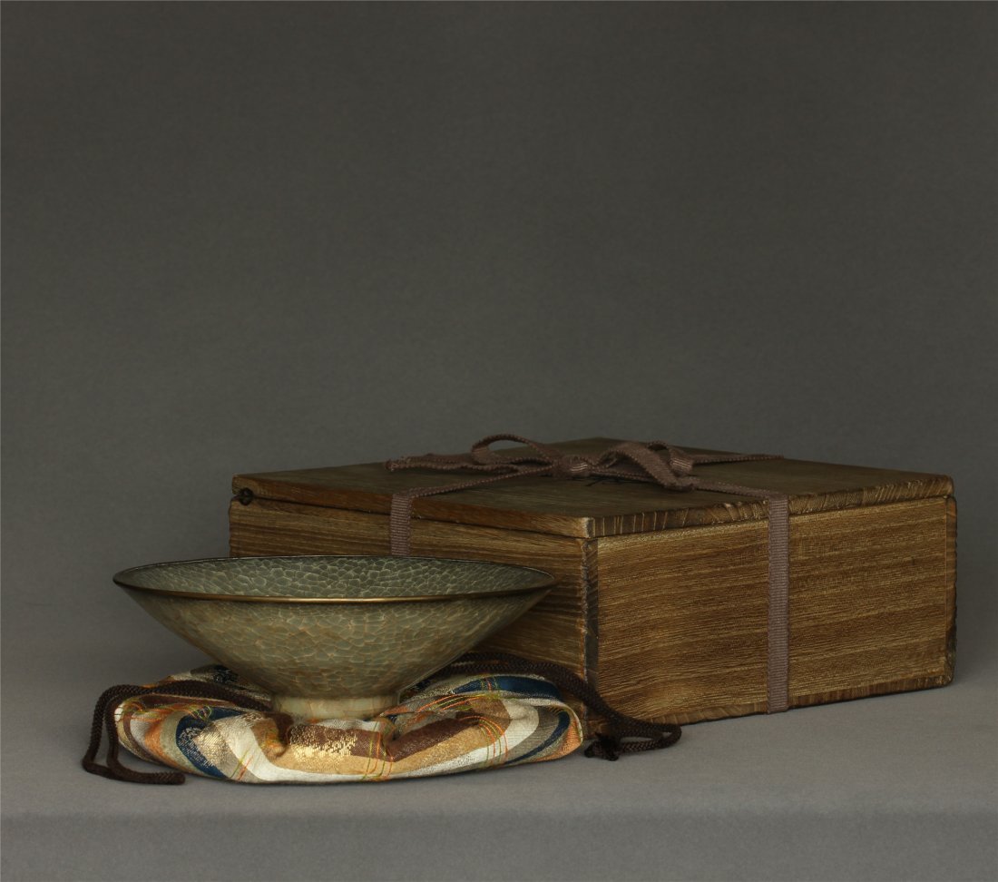 A LongQuan-Kiln Bowl Southern Song Dynasty. (1 of 10)