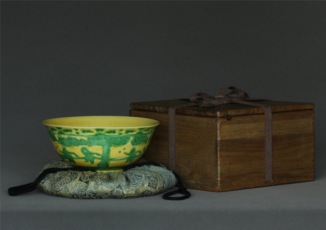 Yellow glaze & green color porcelain bowl of Qing (1 of 10)