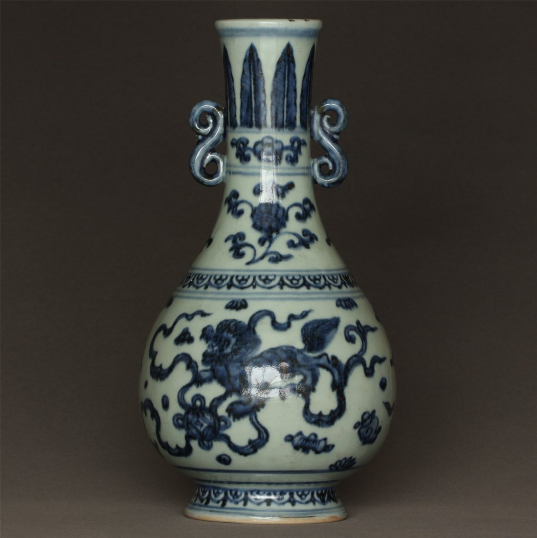 Blue and white porcelain vase of Ming Dynasty HongZhi: Blue and white porcelain vase of Ming Dynasty HongZhi mark. Measure(inch), Height: 10-1/2 , Diameter: 5-1/2 .