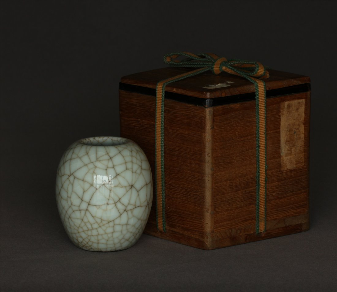 A Ge-Kiln Small Jar of Qing Dynasty QianLong mark. (1 of 10)