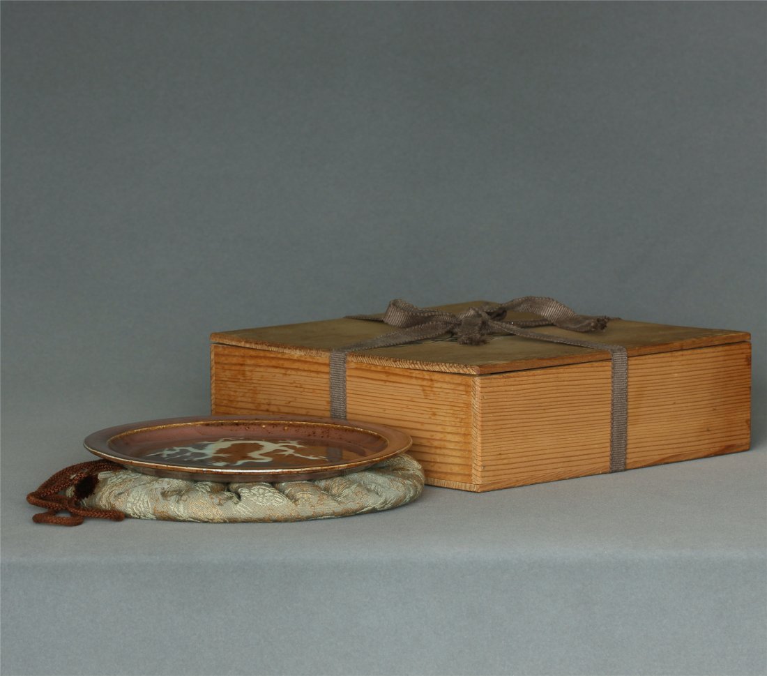 Cowpea red glaze plate of Ming Dynasty. (1 of 10)