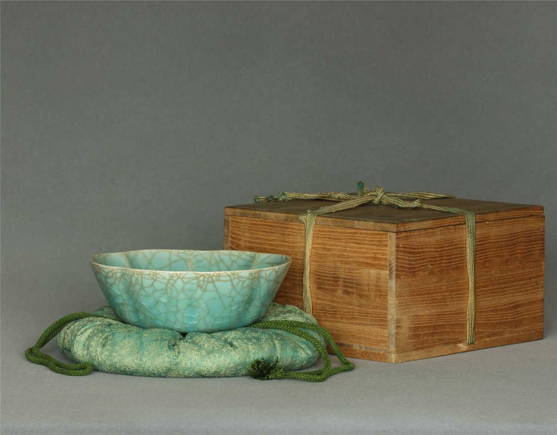 A LongQuan-Kiln Bowl Southern Song Dynasty. (1 of 10)