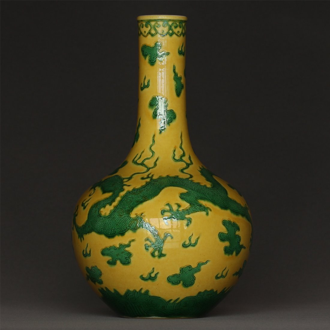 Yellow glaze and green color porcelain vase of Qing (1 of 10)