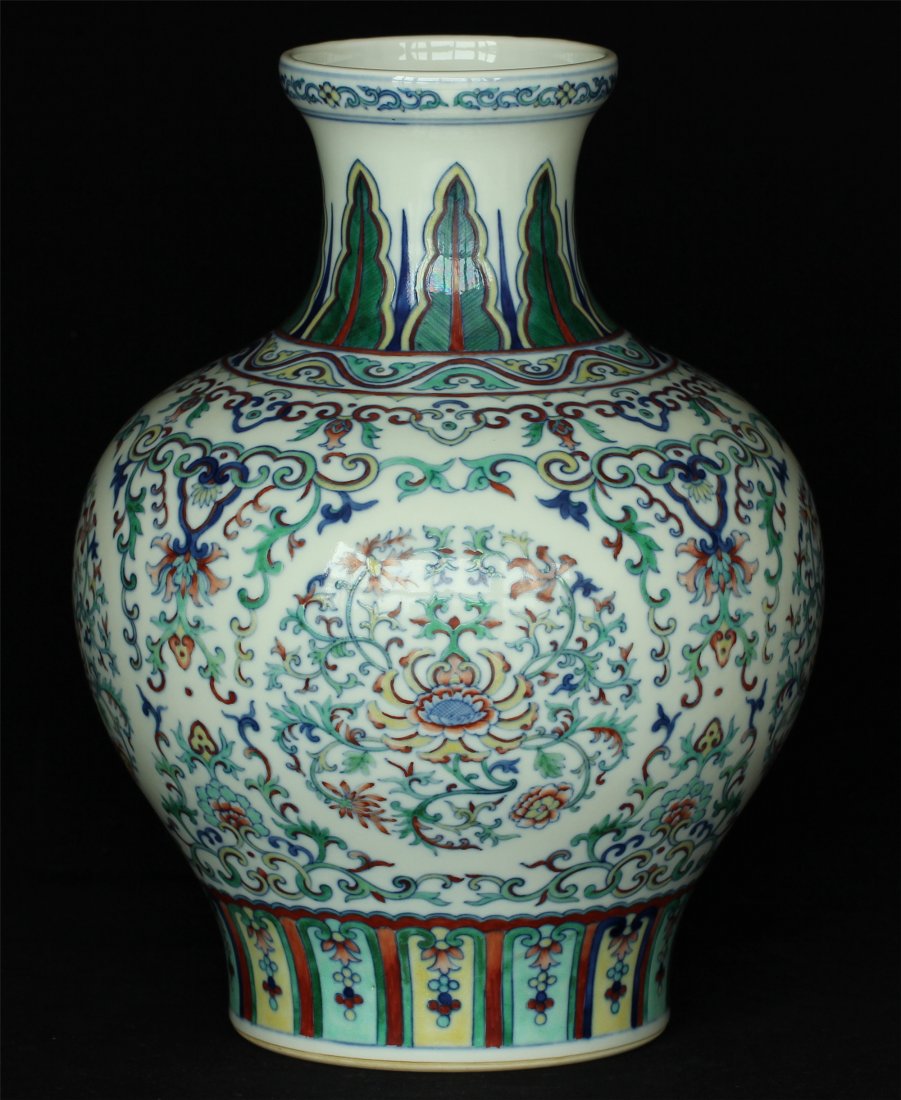 Doucai porcelain vase of Qing Dynasty YongZheng mark. (1 of 10)