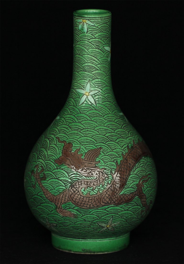 Green and color porcelain vase of Ming Dynasty JiaJing: Green and color porcelain vase of Ming Dynasty JiaJing mark . Measure(inch), Height: 7-1/8, Diameter: 3-7/8 .