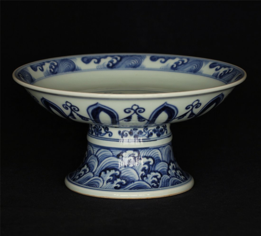 Blue and white porcelain plate of Ming Dynasty XuanDe: Blue and white porcelain plate of Ming Dynasty XuanDe mark. Measure(inch), Height: 4-1/2, Diameter: 9 .