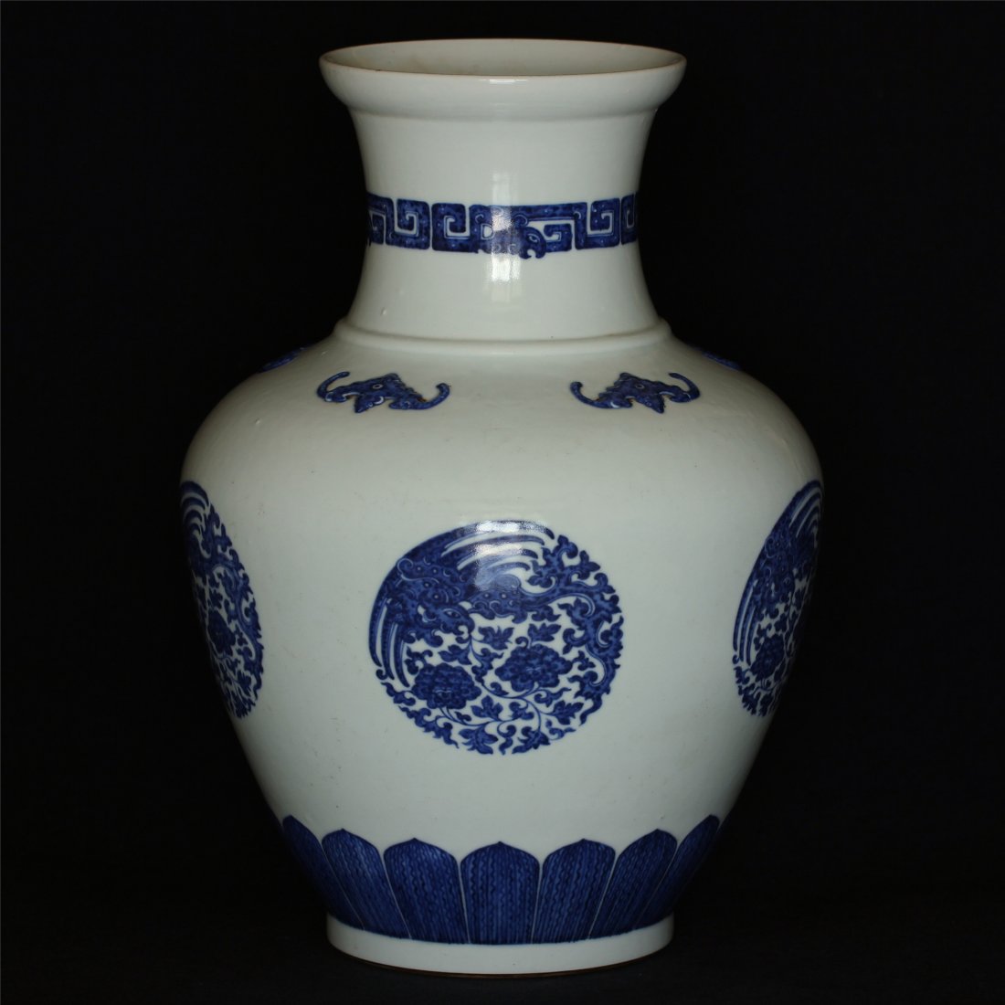 Blue and white porcelain vase of Qing Dynasty QianLong (1 of 10)