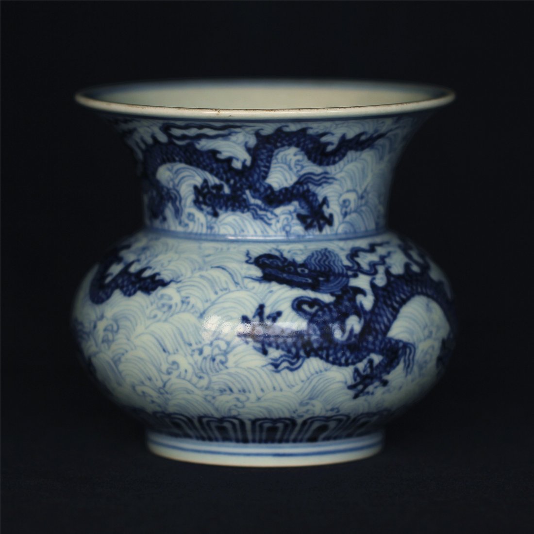 Blue and white small jar of Ming Dynasty XuanDe mark. (1 of 10)