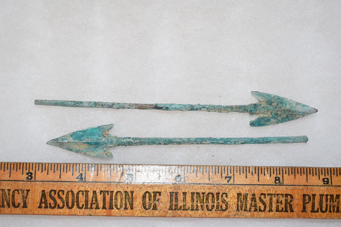 lot of 2 very fine Bronze Age Roman Arrowheads (1 of 1)