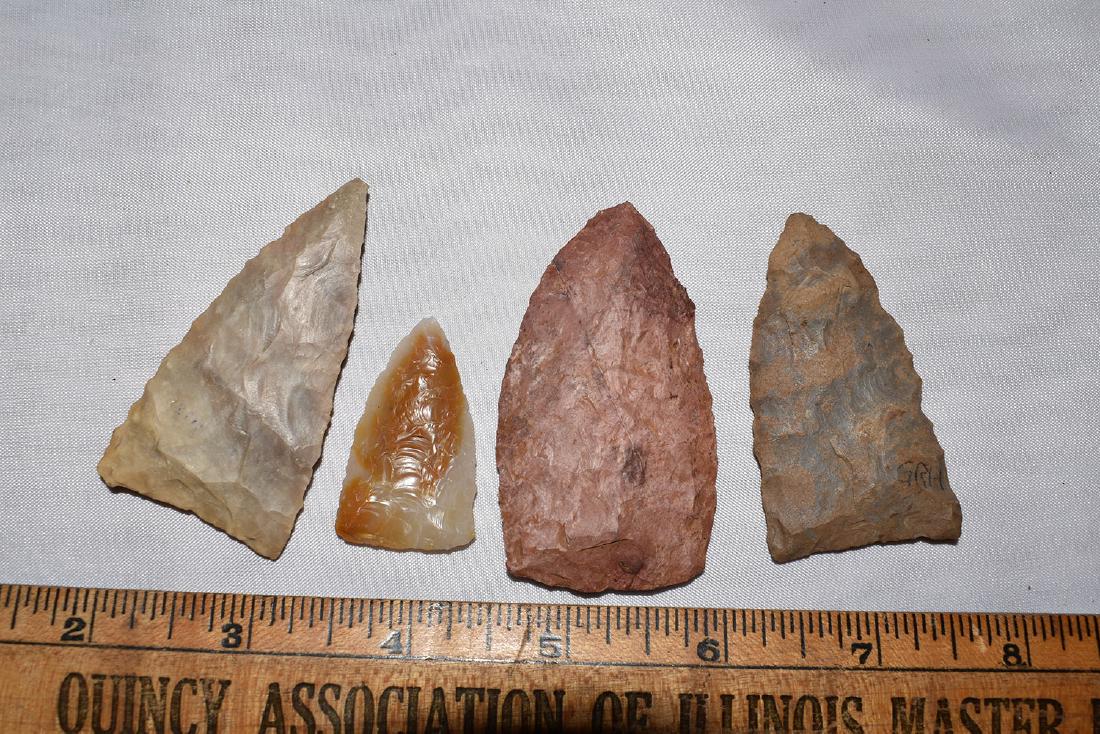 4 nicer NW Arkansas Triangle Arrowheads, one is agate (1 of 1)