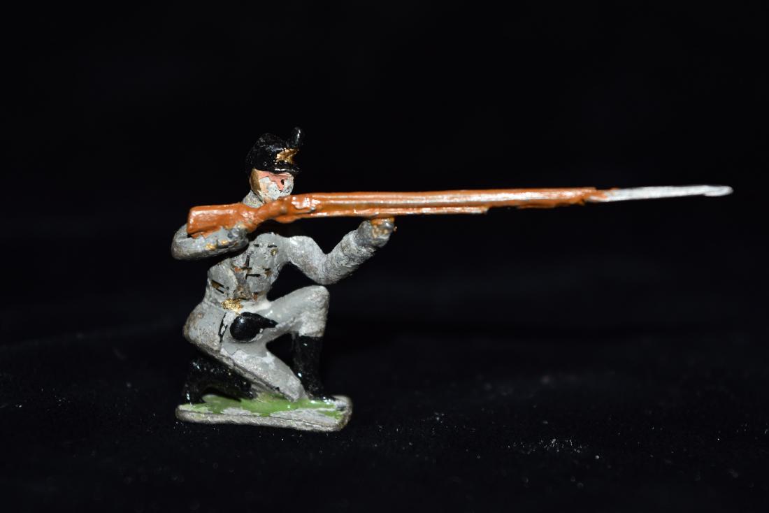 Lead/Tin Civil War Confederate Soldier Kneeling with (1 of 6)