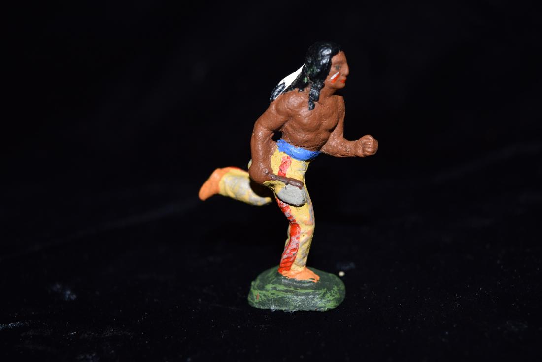 Lineol Indian Running with Tomahawk Toy Germany Early (1 of 6)