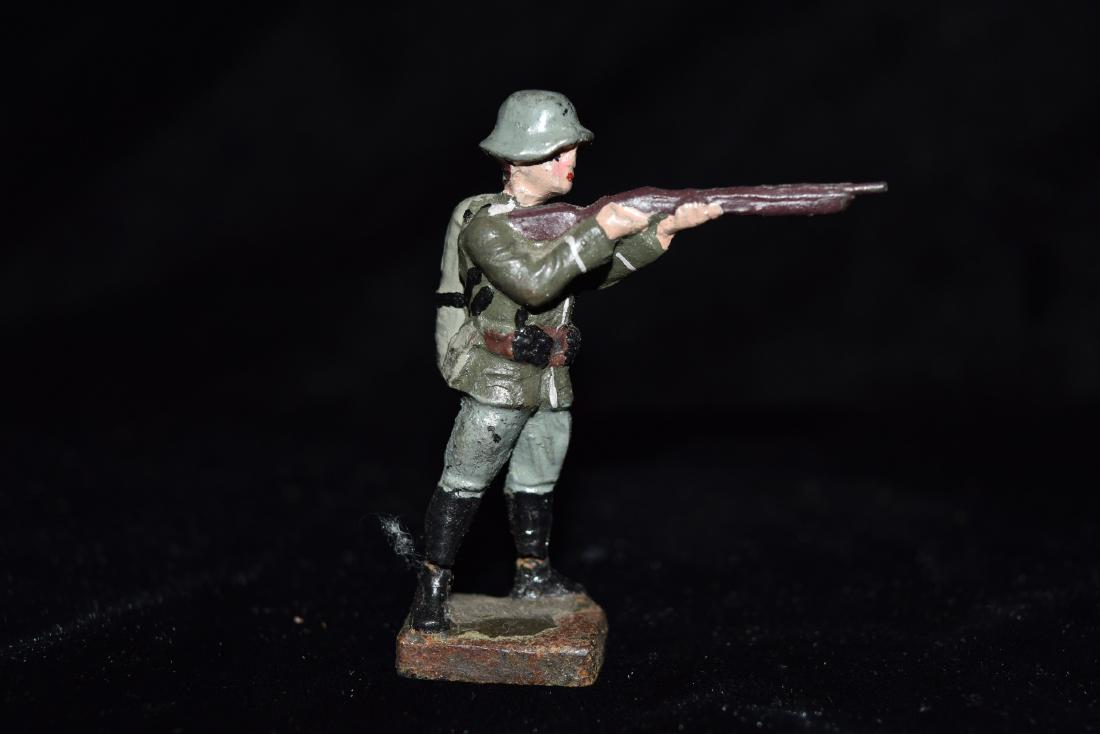 Lineol WWII German Soldier with Rifle Toy Germany Early: Lineol WWII German Soldier with Rifle Toy Germany Early 20th Century