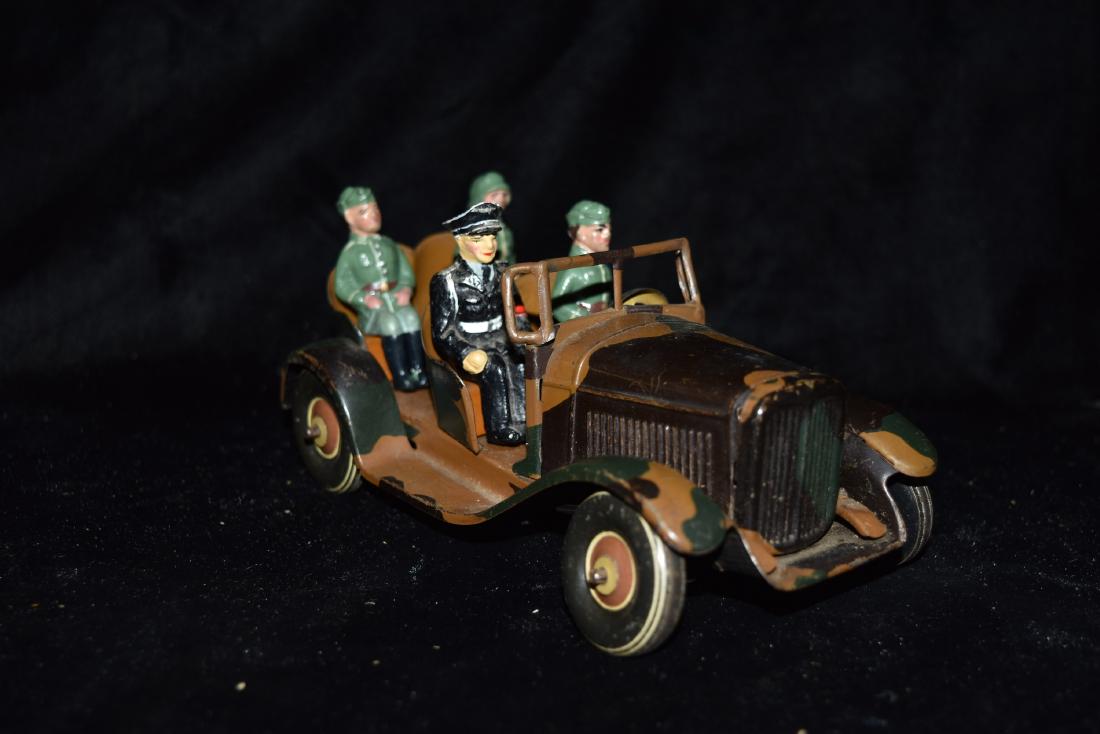 Metal WWII German Car with 3 Soldiers and Officer Wind (1 of 7)