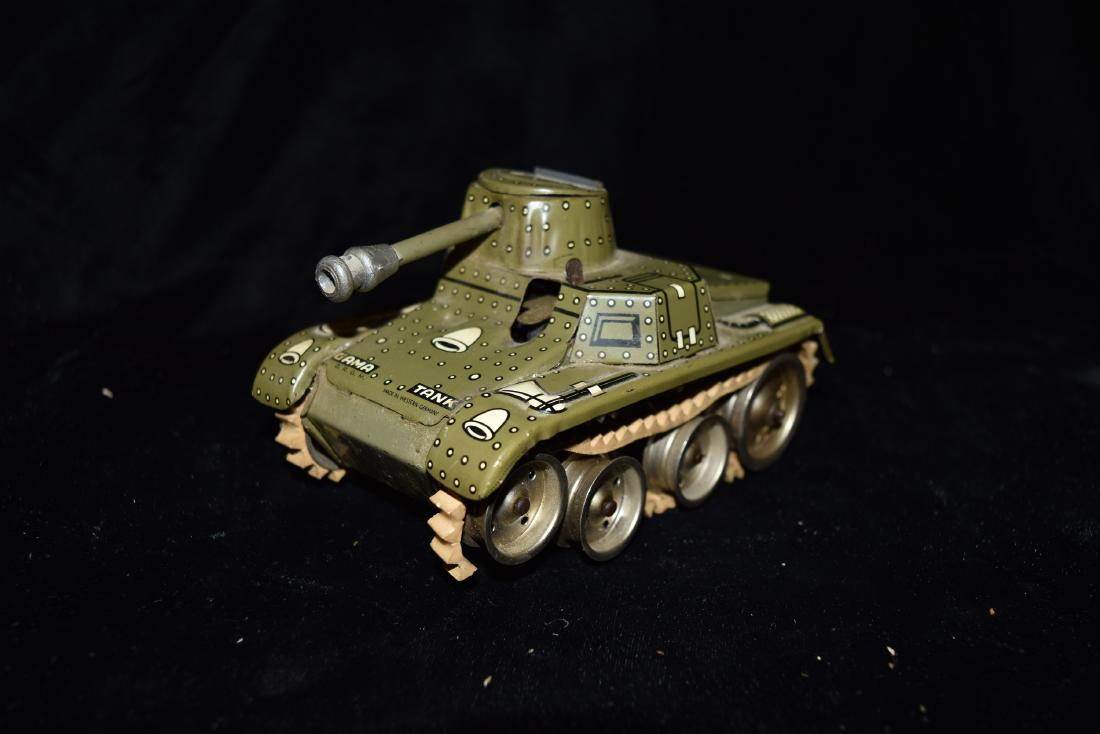 Metal WWII Wind Up Tank Rubber Tracks Toy "GAMA Tank" (1 of 8)