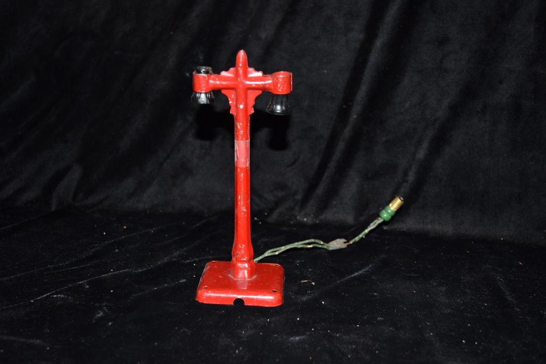 Lionel Trains Metal Electric Light Pole Train Set Toy (1 of 7)