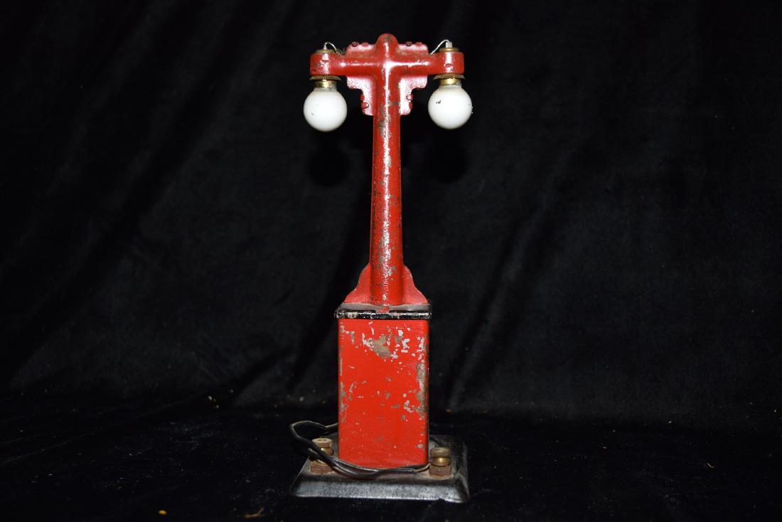 Lionel Trains Metal Electric Light Pole Train Set Toy (1 of 7)