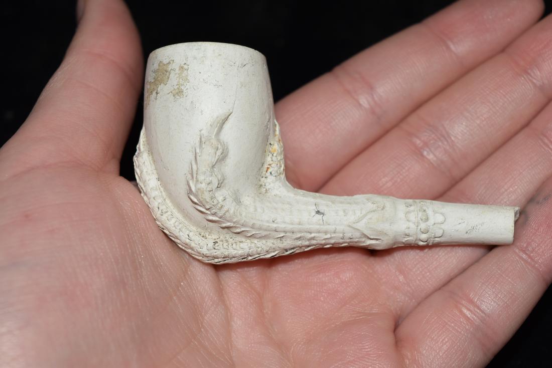 2 7/8" Tall 1700-1800 Pipe of claw holding a bowl (1 of 4)