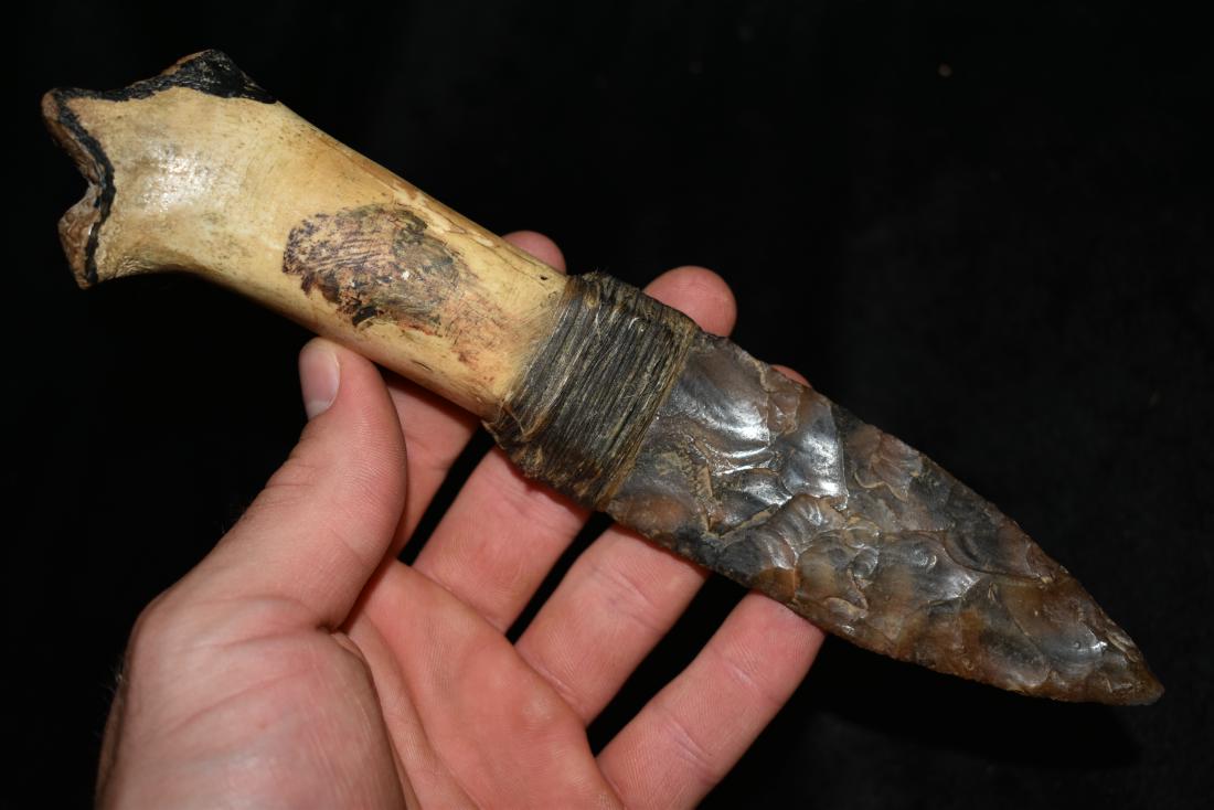 8 3/4" Obsidian Blade Deer Bone Handle, Wolf painted on: 8 3/4" Obsidian Blade Deer Bone Handle, Wolf painted on sides of handleReproduction