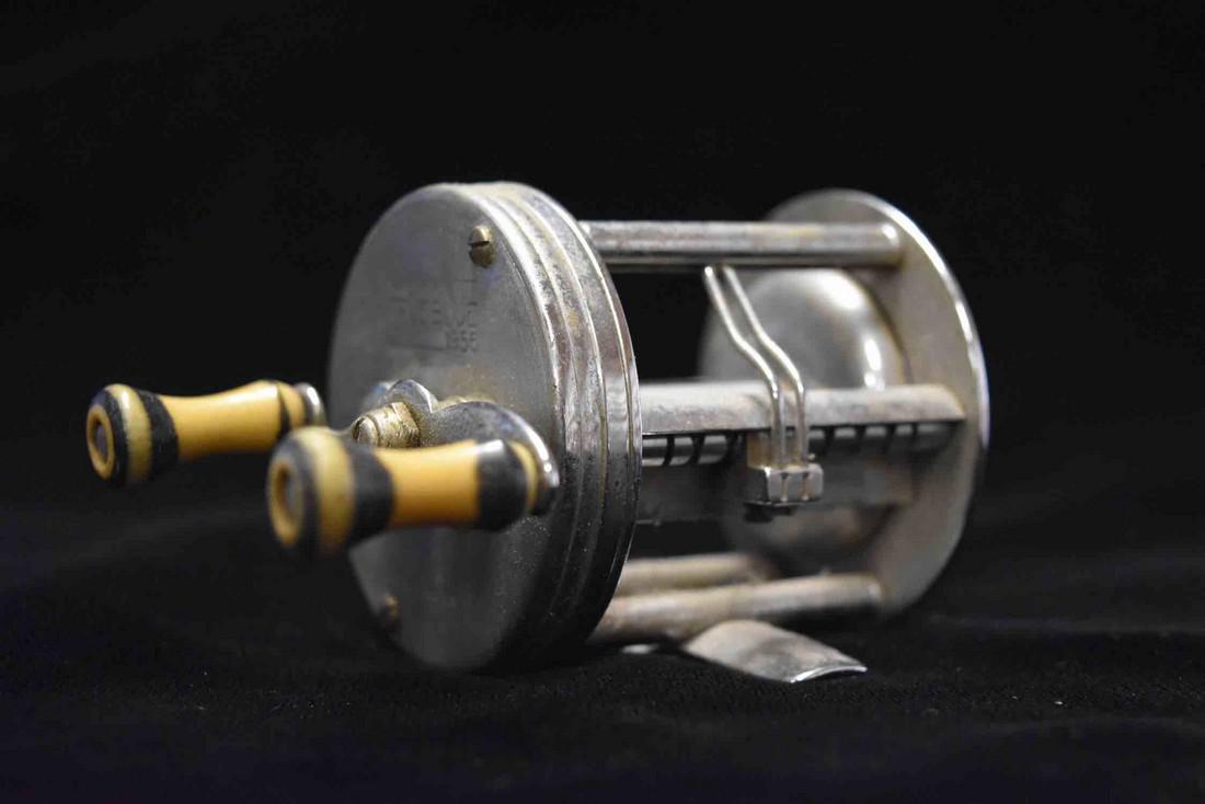 Antique Shakespeare True Blue 1956 Fishing Reel: Antique Shakespeare True Blue 1956 Fishing Reel