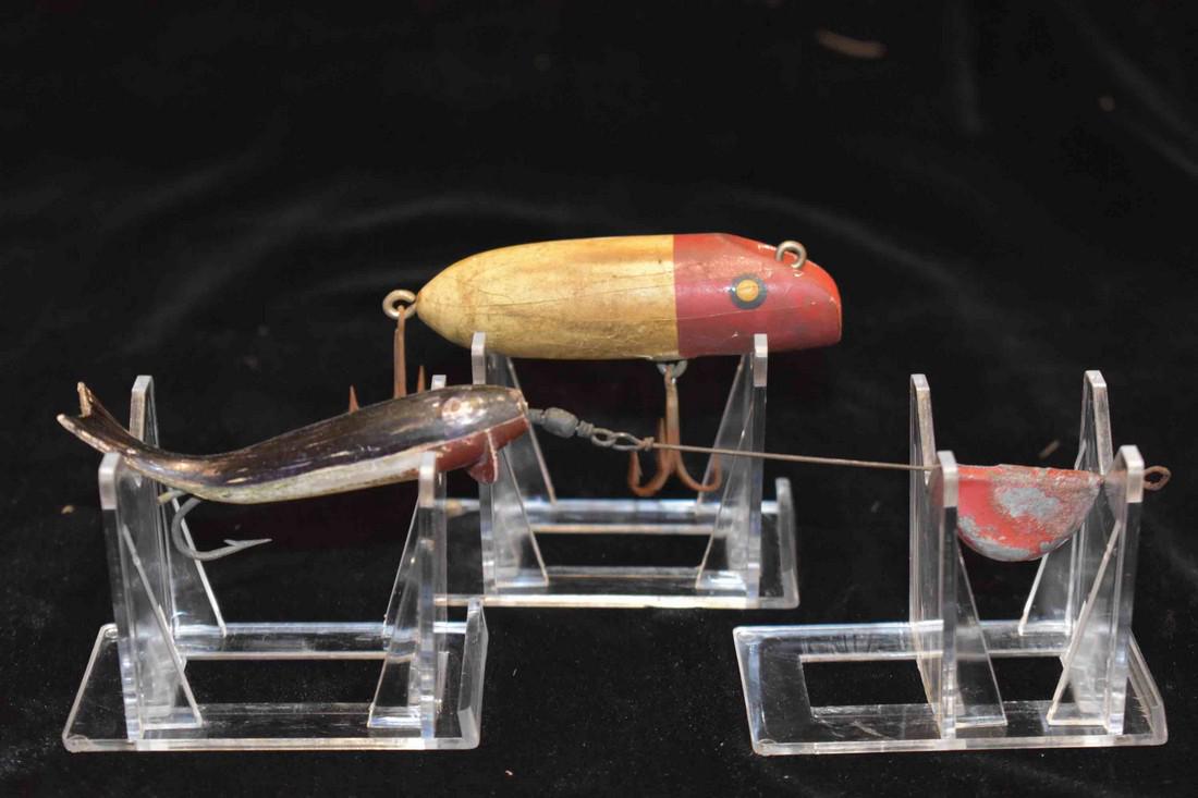 Lot of 2 Antique Wooden Fishing Lures: Lot of 2 Antique Wooden Fishing Lures