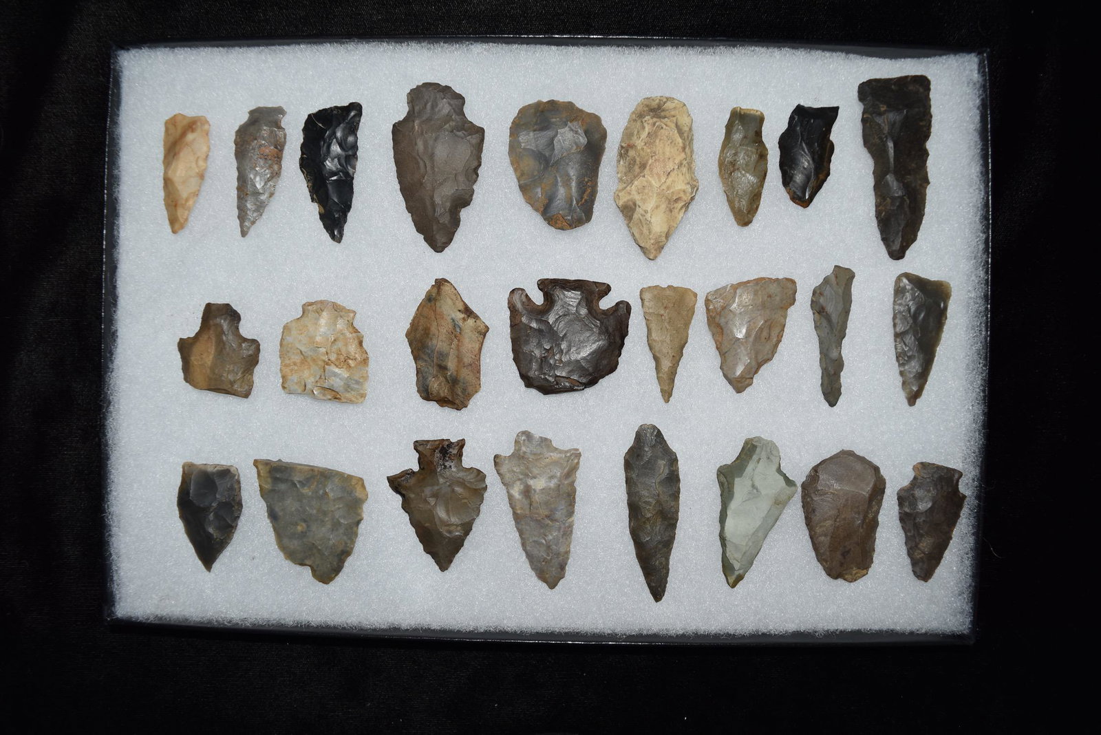 Lot of Approximately 25 Arrowheads, Central Kentucky (1 of 6)