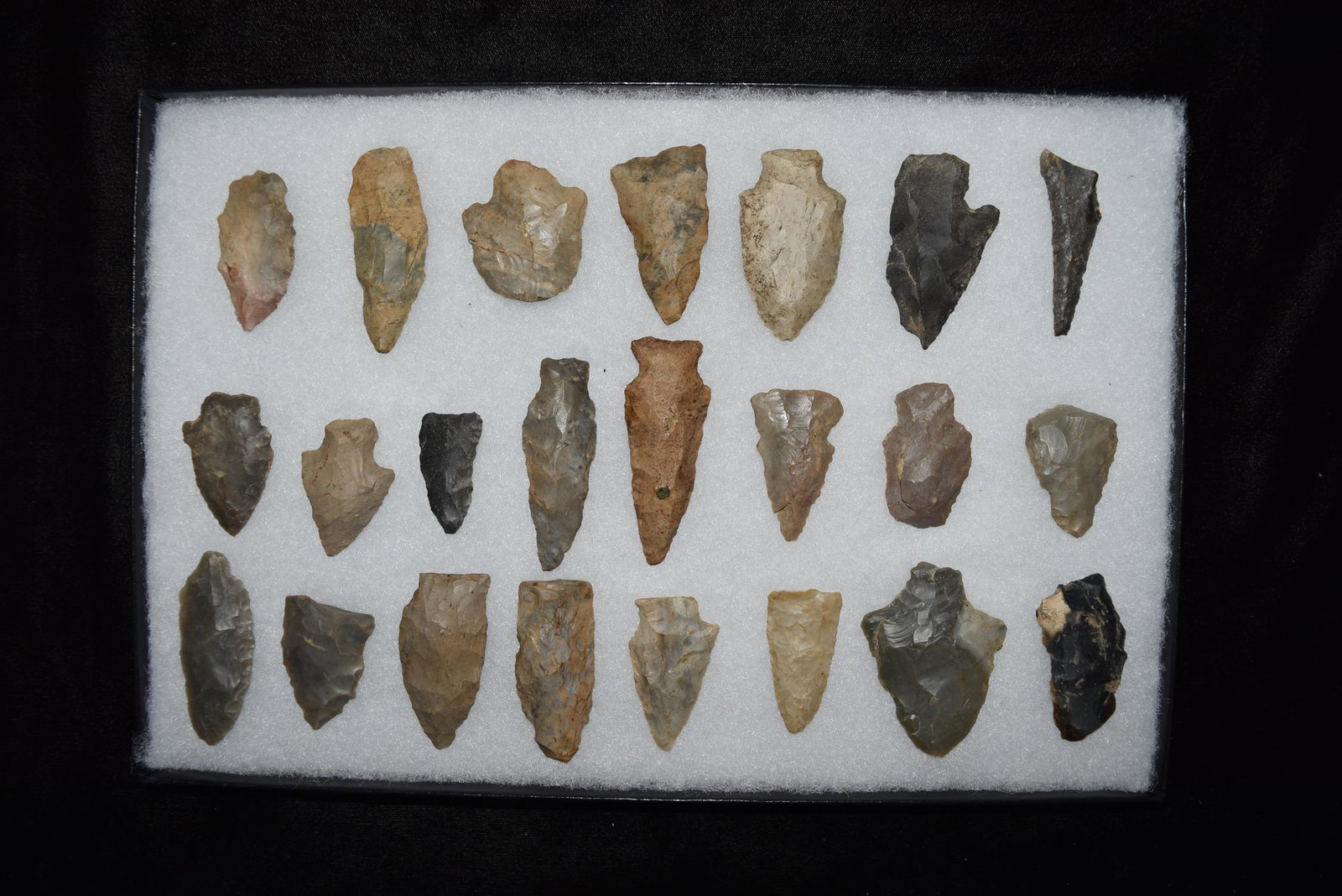 Lot of Approximately 23 Arrowheads, Central Kentucky (1 of 6)