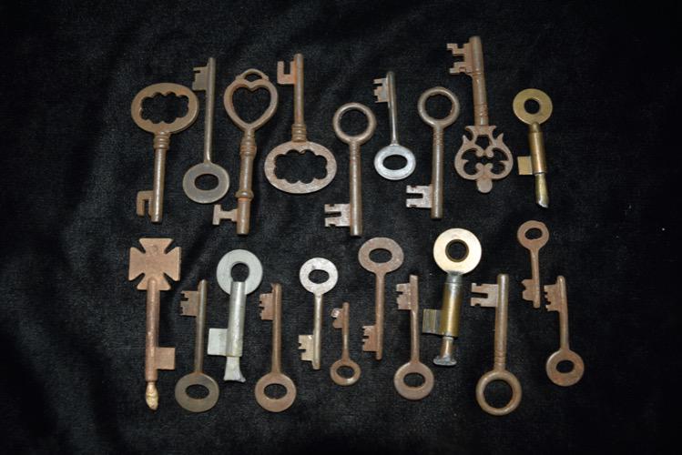 Vintage Skeleton Keys (1 of 4)