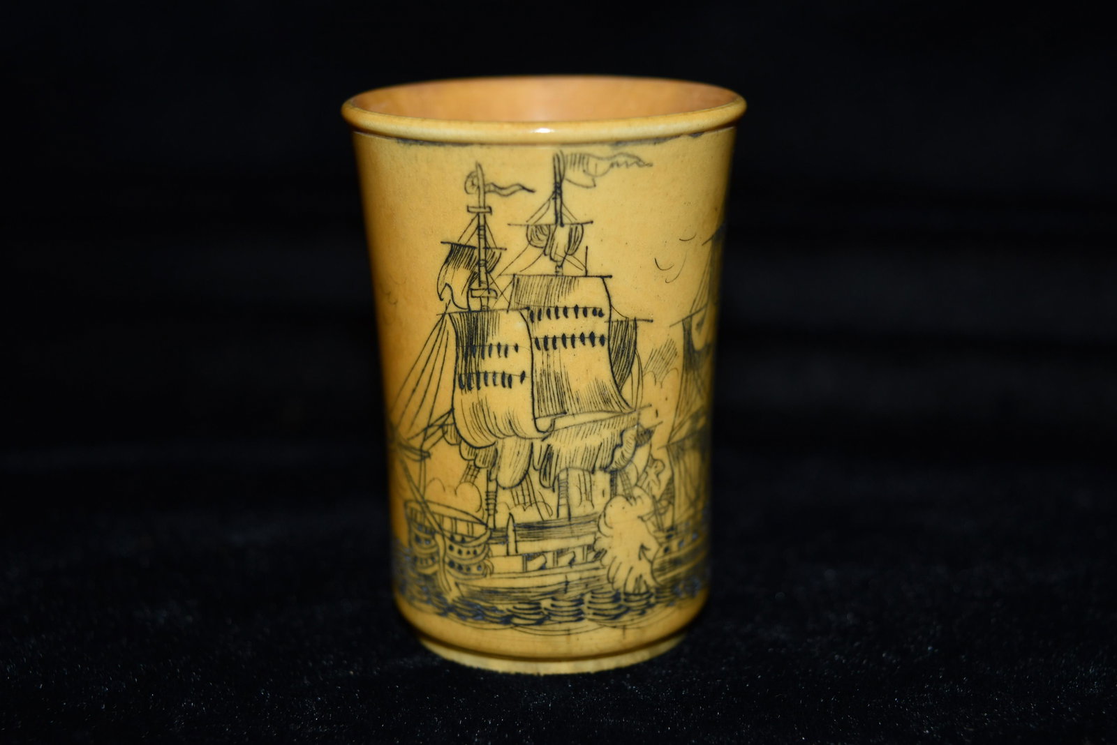 Beautiful scrimshaw shot glass of sea battle-two ships: Beautiful scrimshaw shot glass of sea battle-two ships