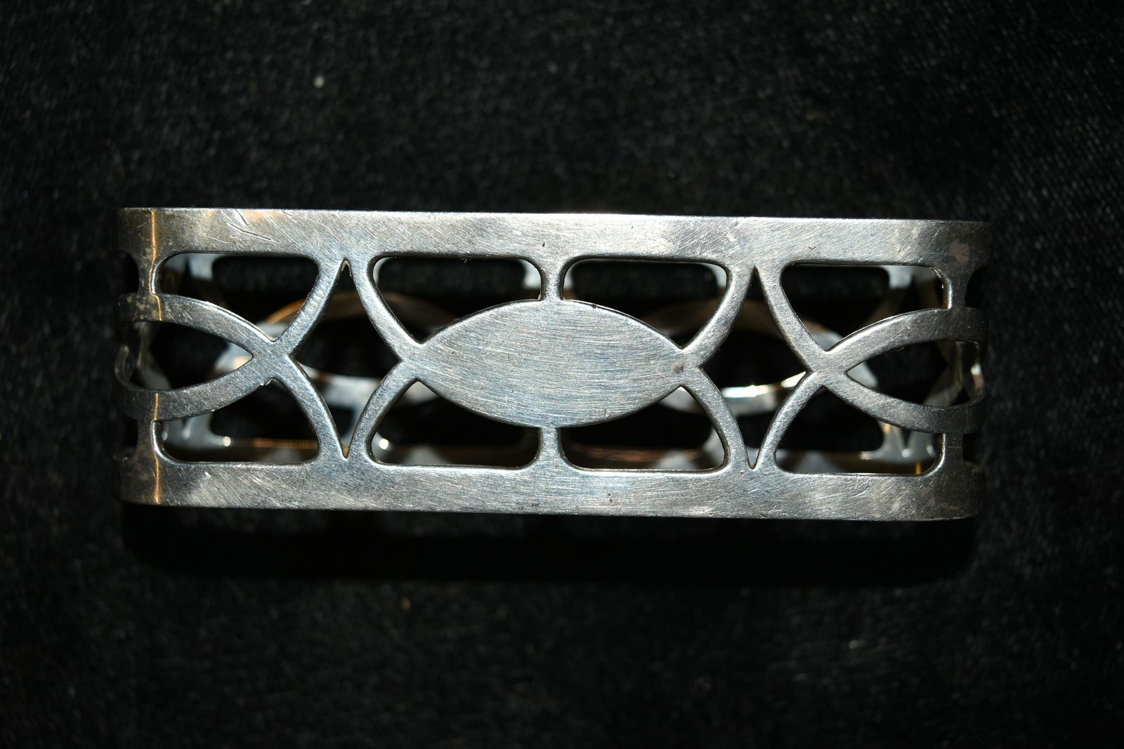 Open Reticulated Antique Sterling Napkin Ring With: Open Reticulated Antique Sterling Napkin Ring With Decorated Boarders. 25.1 Grams. Measures 3"