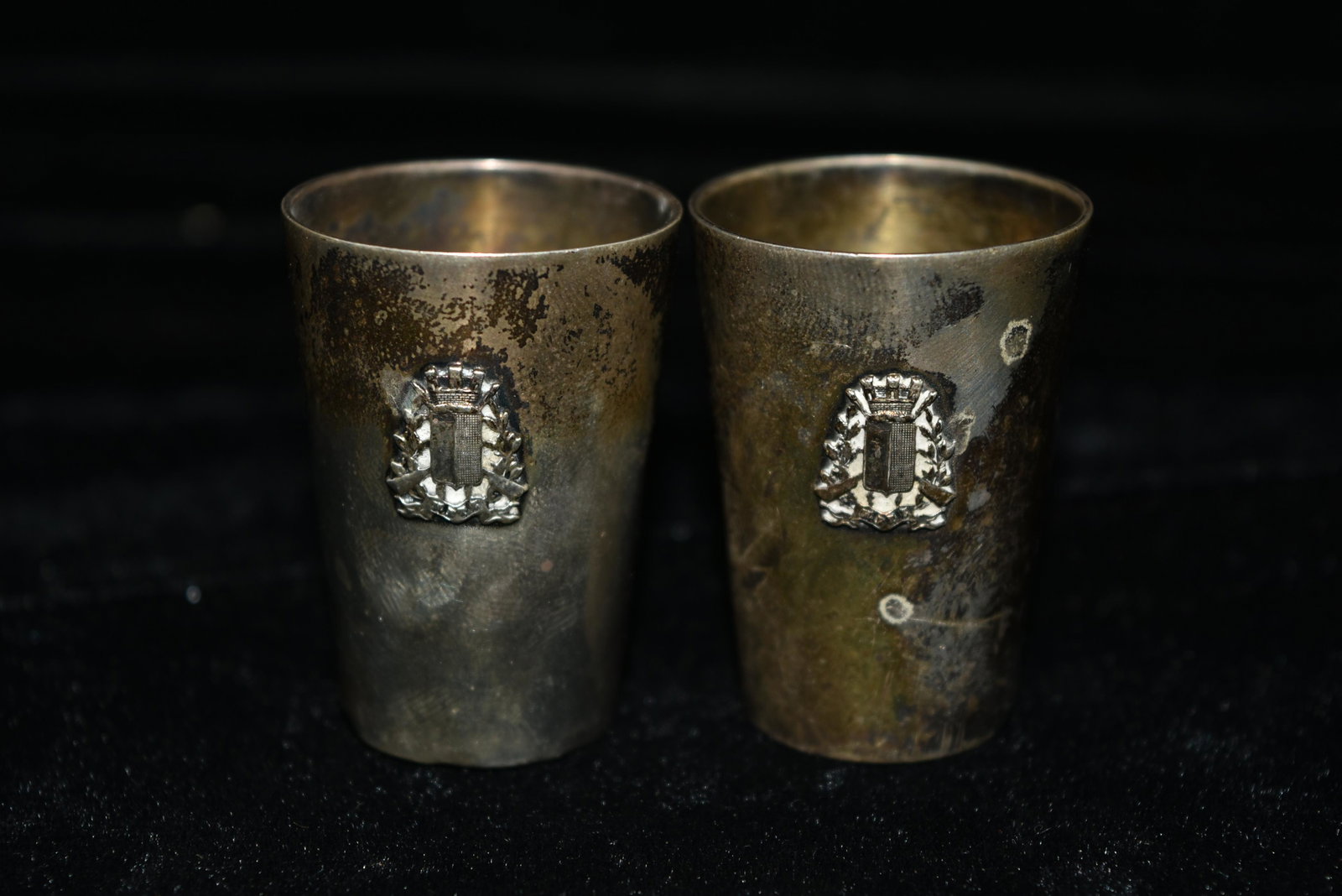 Two sterling .925. shot cups. 39.9 grams: Two sterling .925. shot cups. 39.9 grams