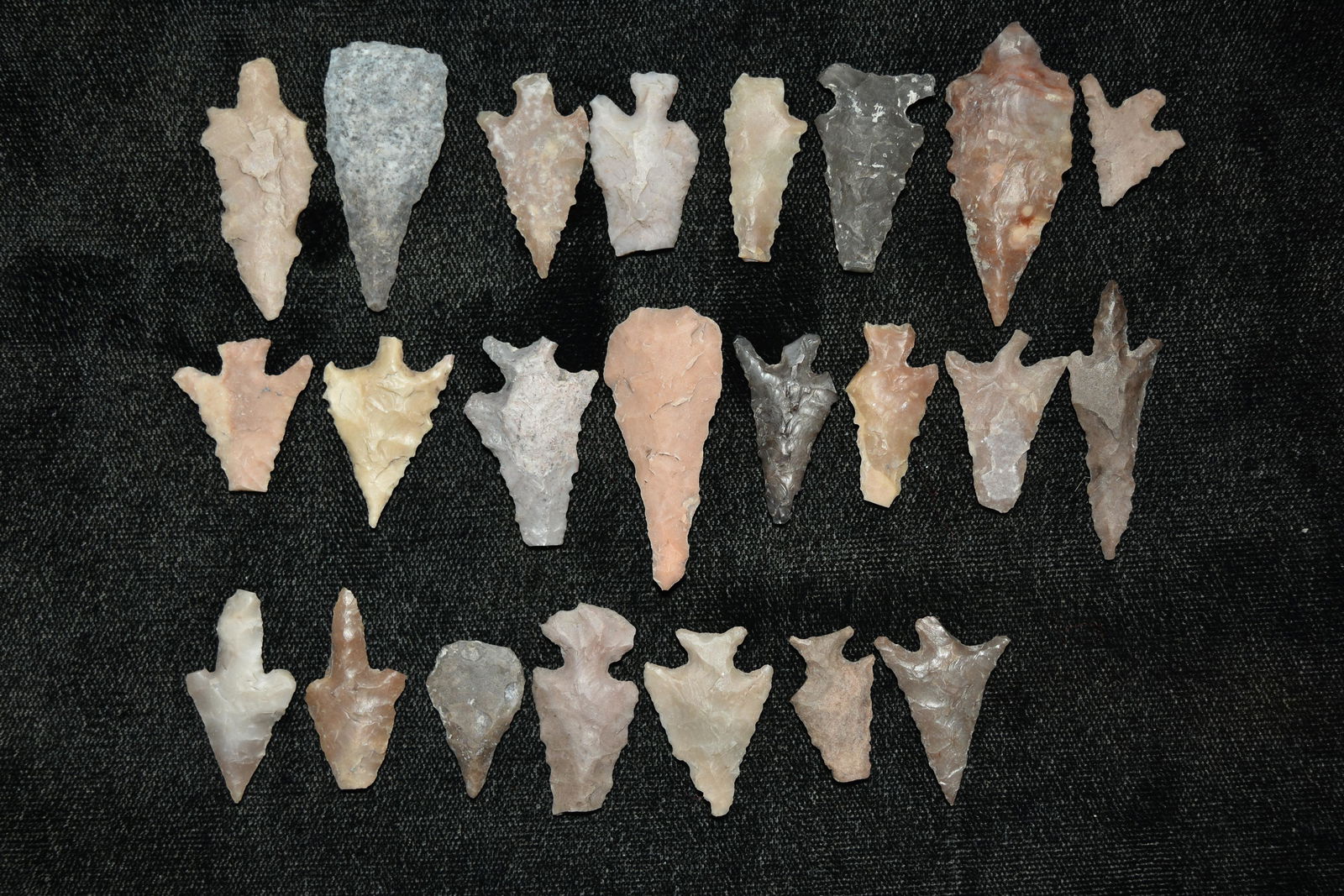 Lot of Approximately 23 Bird Points, Central Texas (1 of 5)