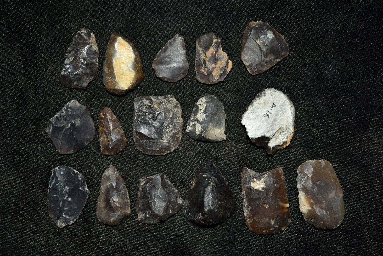 Lot of 16 Knife River Flint Thumb Scrapers, Grant Co,: Lot of 16 Knife River Flint Thumb Scrapers, Grant Co, North Dakota