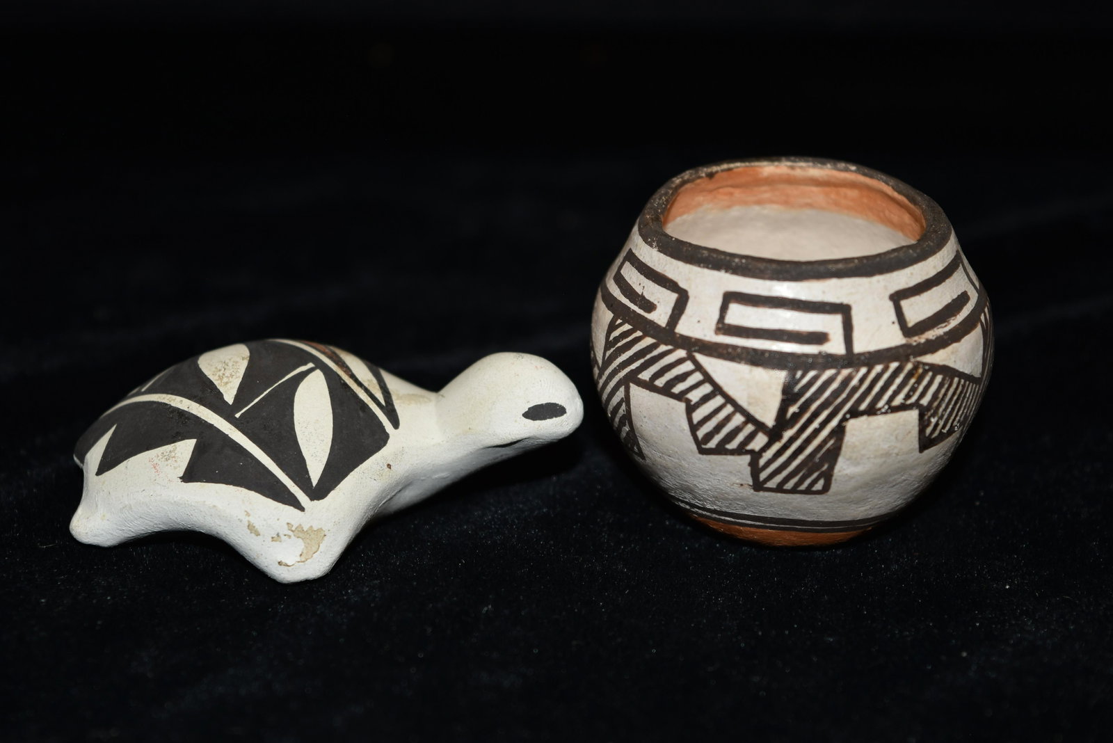Lot of 2 Black & White Trade Items, Old Acoma, New: Lot of 2 Black & White Trade Items, Old Acoma, New Mexico, Arrowhead, Native American Artifact