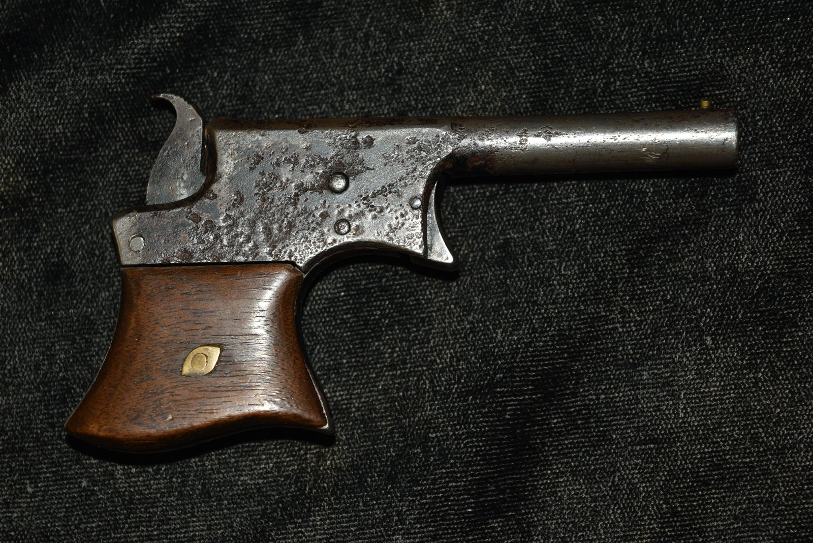Remington Vest Pocket Derringer, Serial #91.: Remington Vest Pocket Derringer, Serial #91. Manufacturer: Remington Arms Inc. Model: Vest Pocket Pistol. Gauge: 22 RF. Barrel: 3 1/4" Round. Finish: Blue. Grip: Walnut. Class: Antique. In good as ori