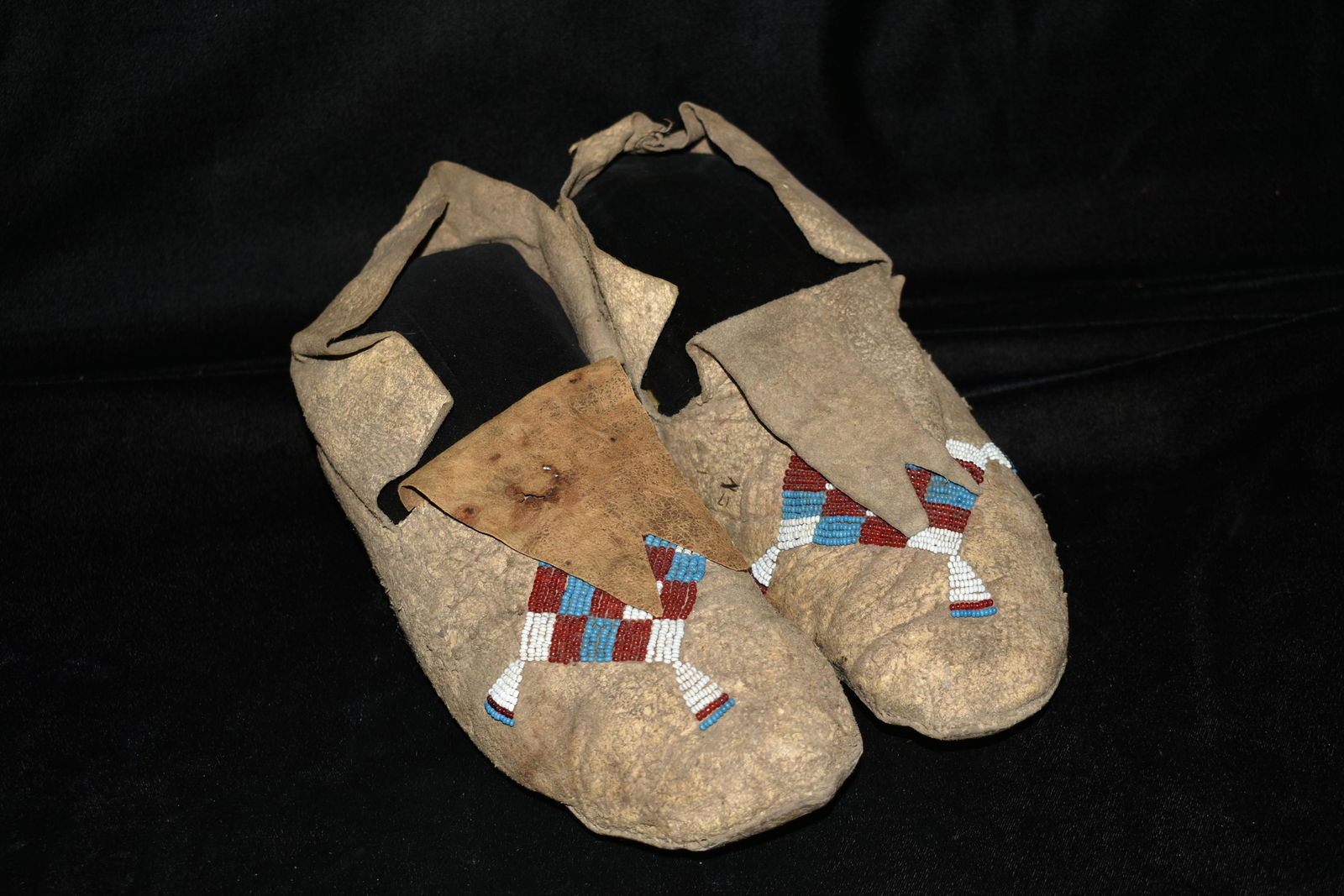 9 1/2" Historic Beaded Moccasins, 1890s-1920s, Native (1 of 7)