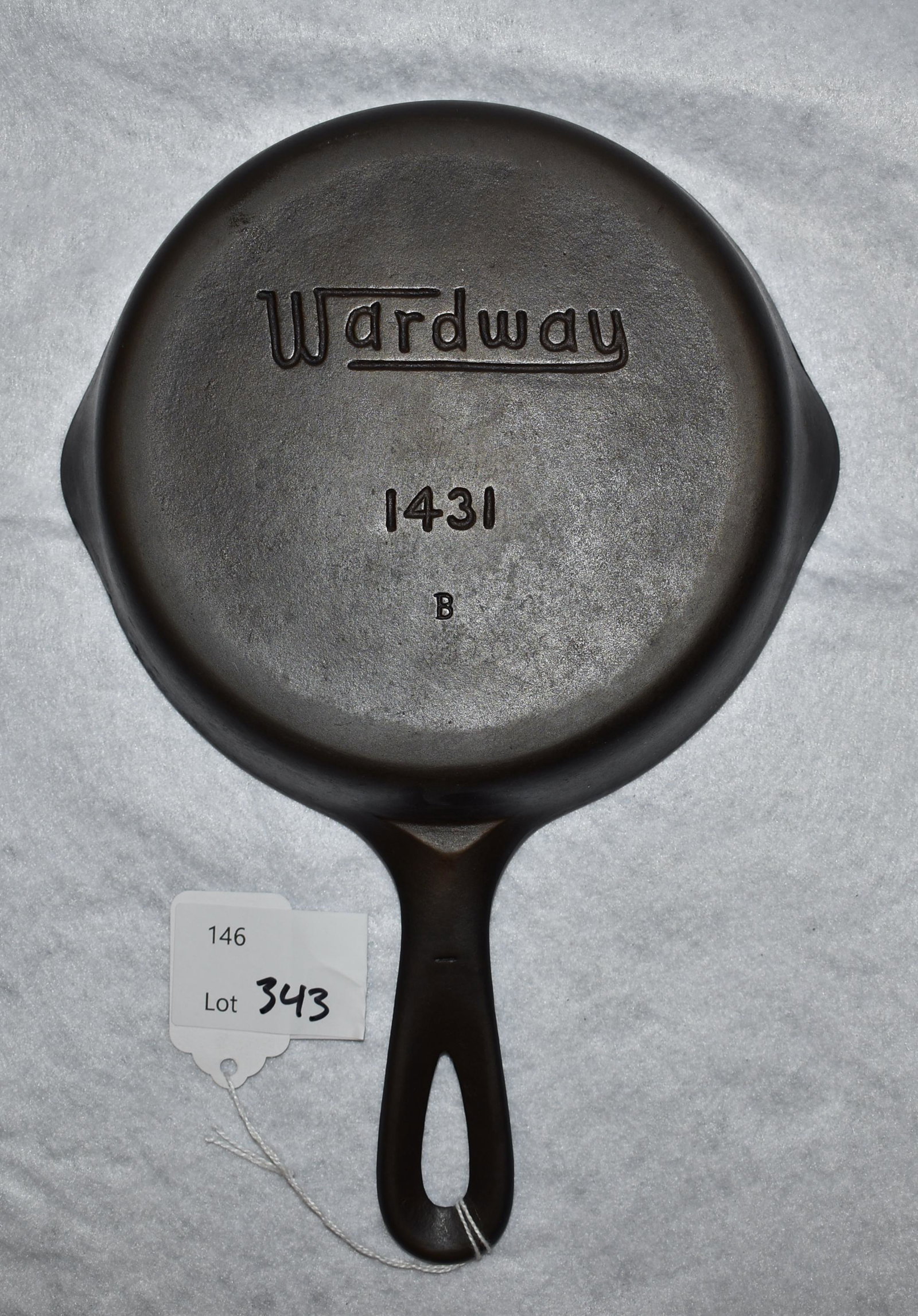 Wardway 1431 Skillet, Made by Wagner, Sets Flats with: Wardway 1431 Skillet, Made by Wagner, Sets Flats with No Crack/Repair, Great Condition Vintage Cast Iron Skillet