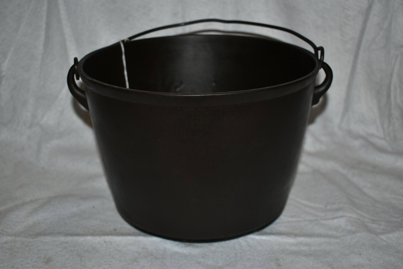 #7 Gatemark Bean Pot, Small Hairline Crack in Bottom,: #7 Gatemark Bean Pot, Small Hairline Crack in Bottom, Vintage Cast Iron Skillet Cookware