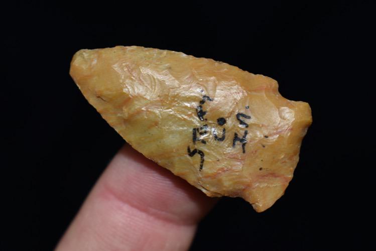 1.1/2" Robbins, Story Co IA, Nice Banded Creek Stainded: 1.1/2" Robbins, Story Co IA, Nice Banded Creek Stainded Chert