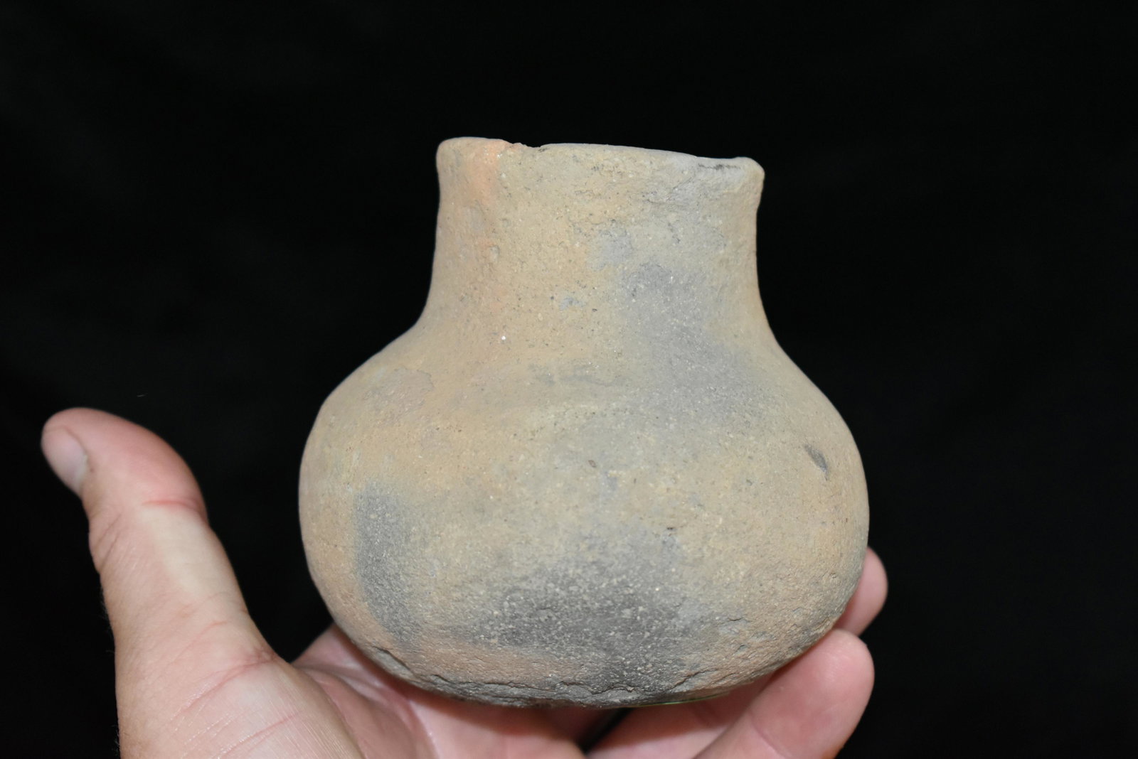 Minature 4" Water Bottle, Ex Bruce Gandee, Some Cracks,: Minature 4" Water Bottle, Ex Bruce Gandee, Some Cracks, Nice Piece for a Mini, Authentic Native American Arrowhead, Artifact