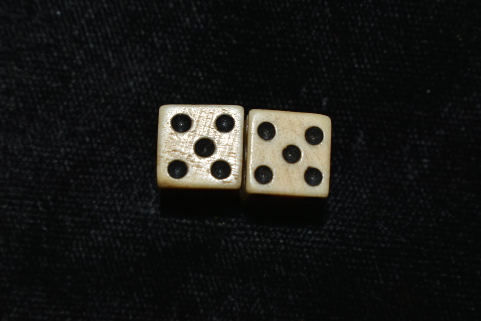 MATCHED PAIR OF CIVIL WAR ERA BONE DICE: MATCHED PAIR OF CIVIL WAR ERA BONE DICE