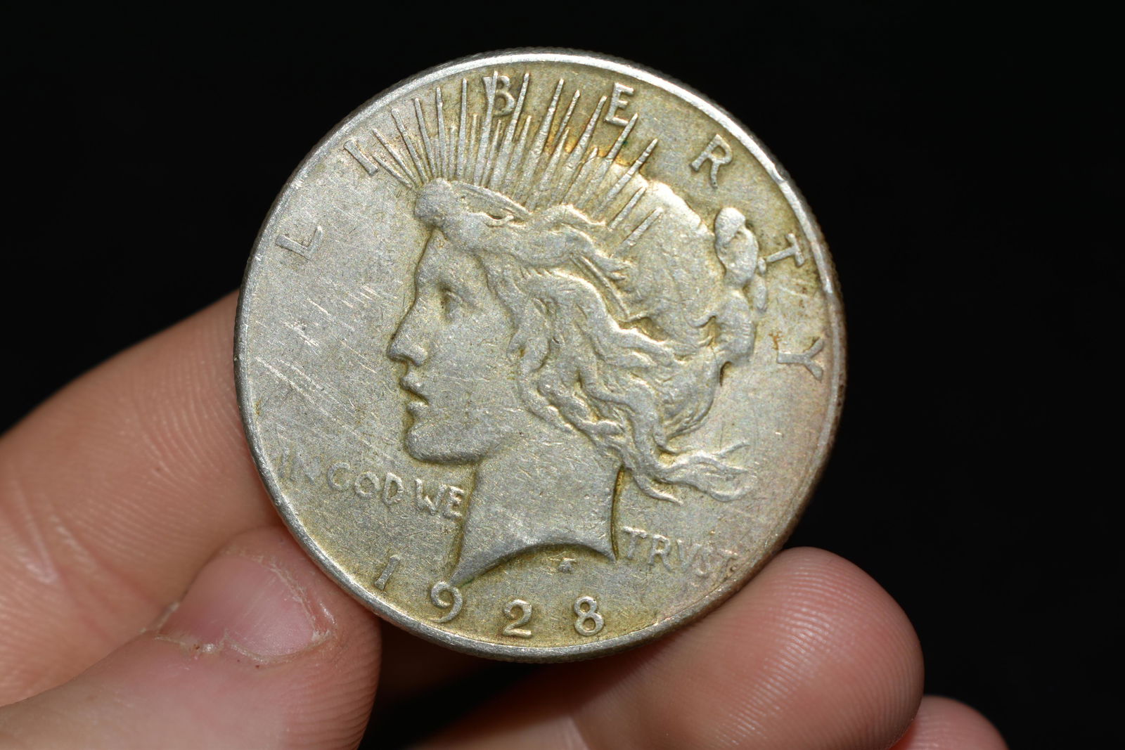 .   Nice looking 1928s peace dollar.  Please use photos (1 of 2)