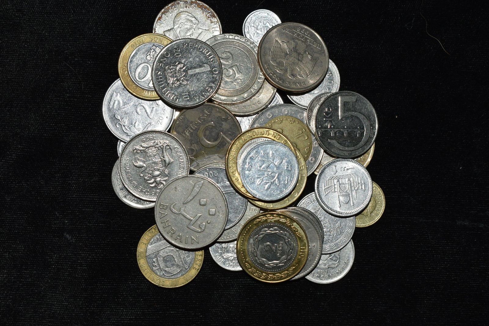 Bag of foreign coins Please use photo to grade (1 of 2)