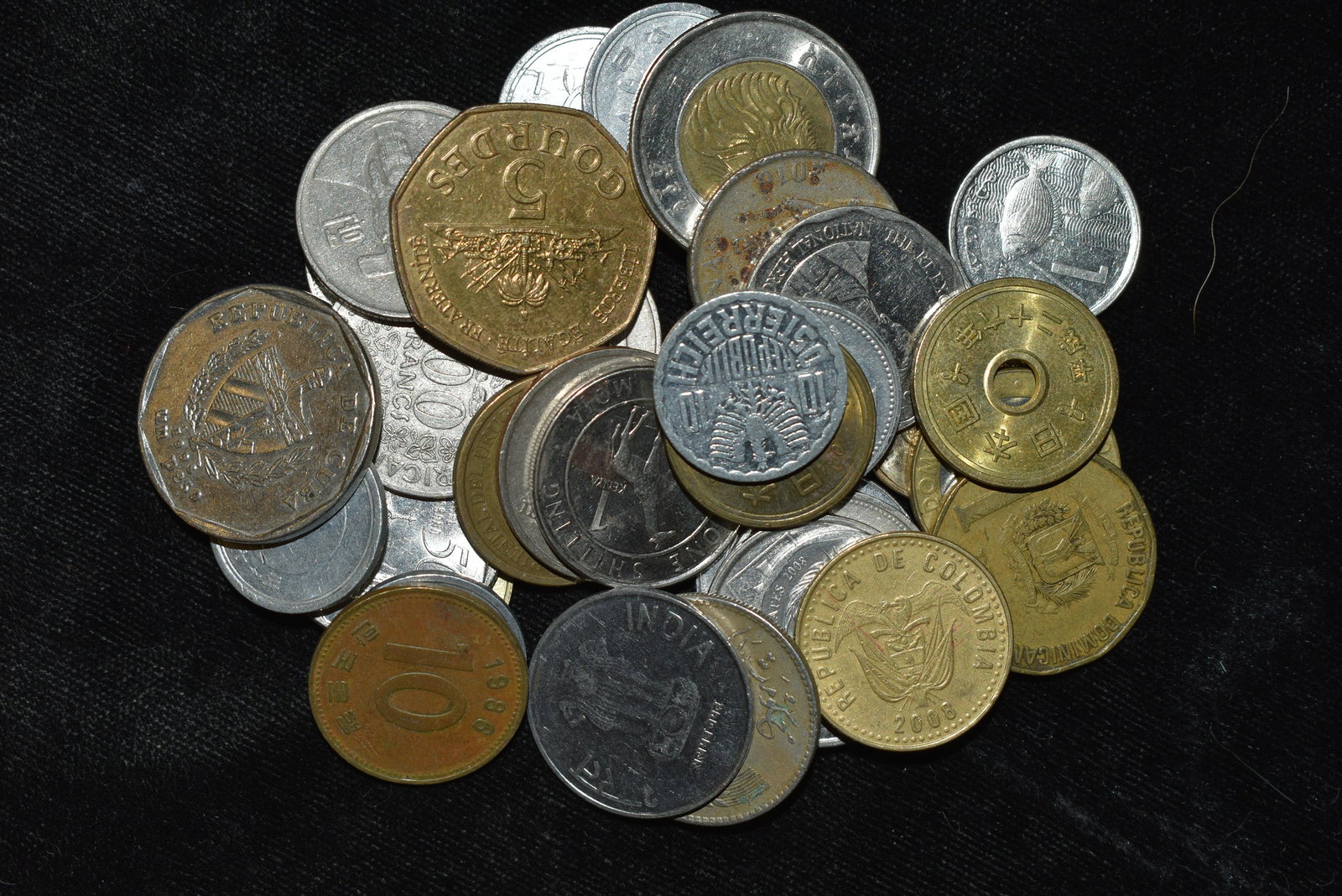 Bag of foreign coins Please use photo to grade (1 of 2)