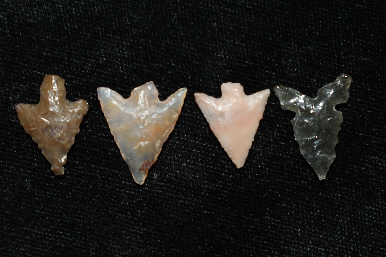 Lot of 4 Columbia Plateau's, Largest measures 3/4" This: Lot of 4 Columbia Plateau's, Largest measures 3/4" This collection contains Wonderful examples of Columbia River Valley Arrowheads and Darts from the Fred Van Ronk Collection. The location of these ar