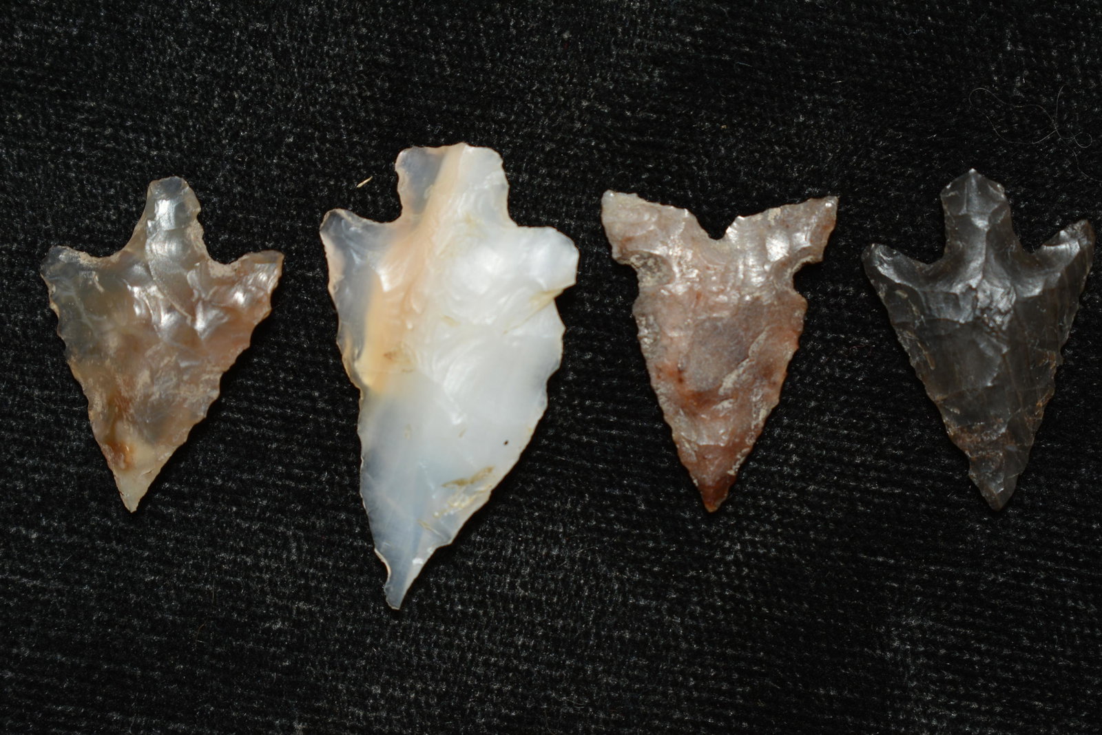 Lot of 4 Columbia Plateau's, Largest measures 1 1/8": Lot of 4 Columbia Plateau's, Largest measures 1 1/8" This collection contains Wonderful examples of Columbia River Valley Arrowheads and Darts from the Fred Van Ronk Collection. The location of these 